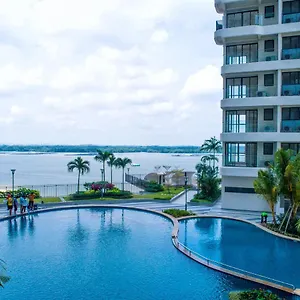 Scenic Country Garden Danga Bay By Lions Bay Apartment